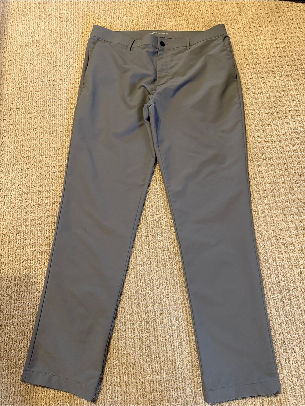 Men’s Banana Republic grey 100% polyester performance pants sz 36 waist 32” Leng